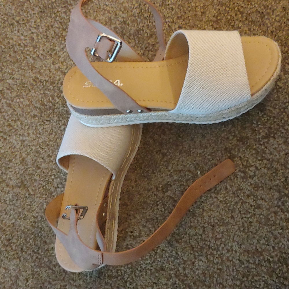 Soda sandals 9.5